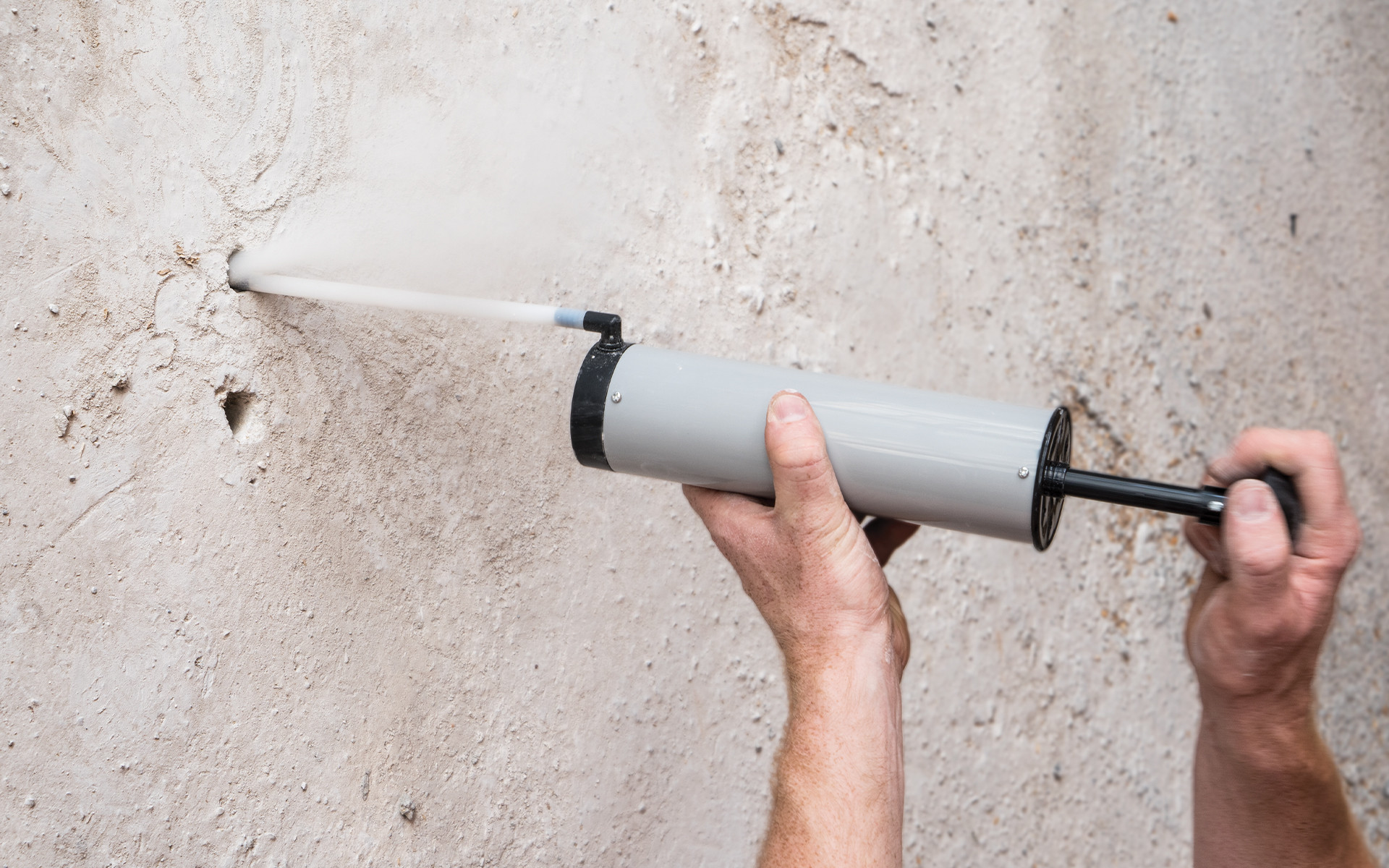 Linea vita tetto: attrezzatura edile prestata alla sicurezza sul lavoro